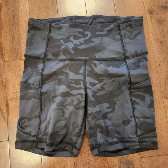 Lululemon women's camo shorts in size 6 - Picture 1 of 8